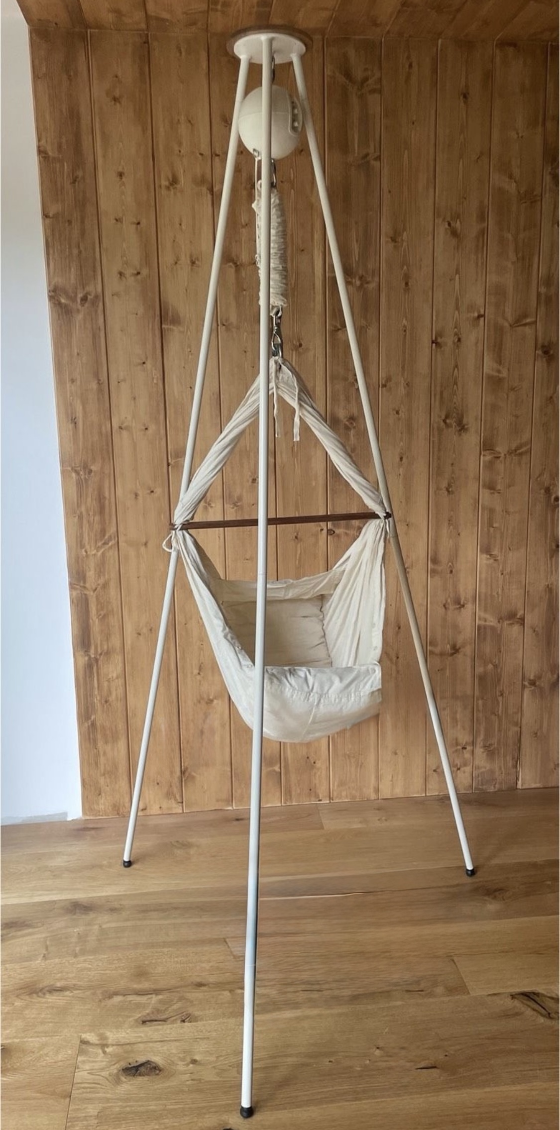 Moonboon Federwiege mit schlafendem Baby