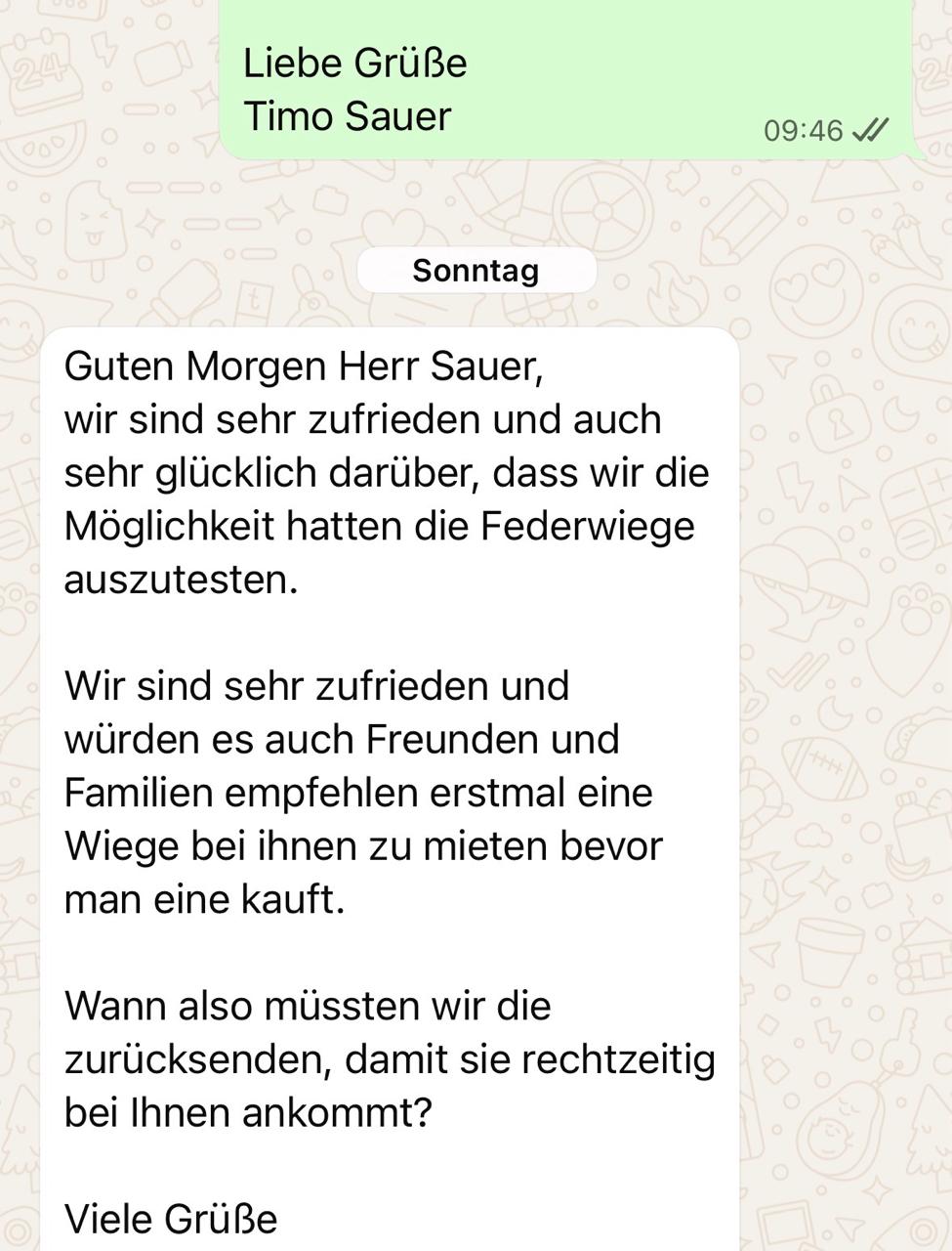 Glückliche Eltern mit Federwiege