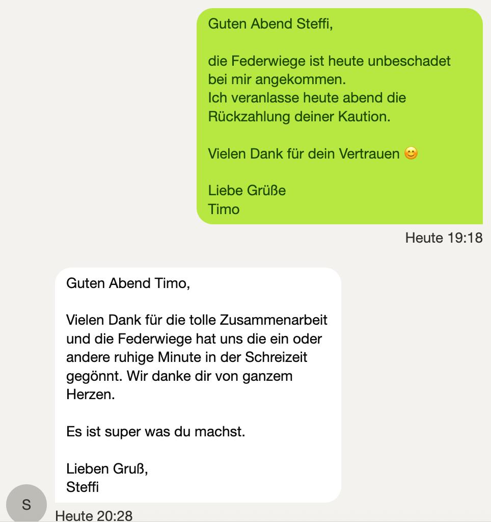 Zufriedener Kunde mit Federwiege